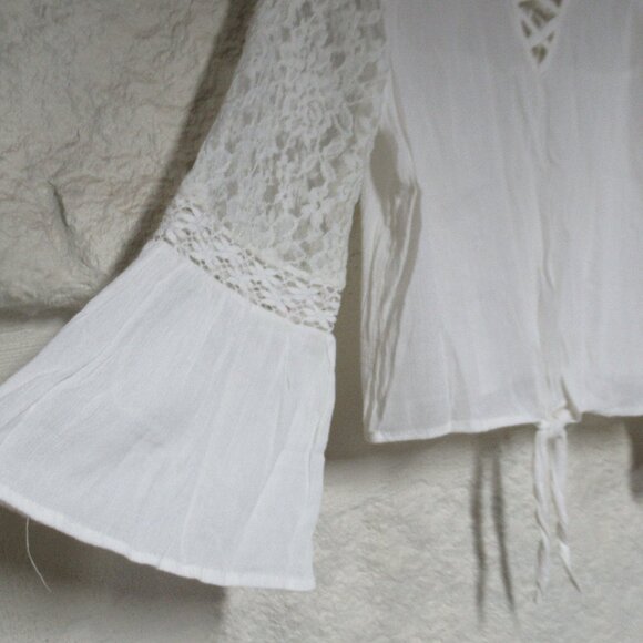Boho Juniors White Lace Bell Sleeve Front Tie Top NWOT - Picture 5 of 5